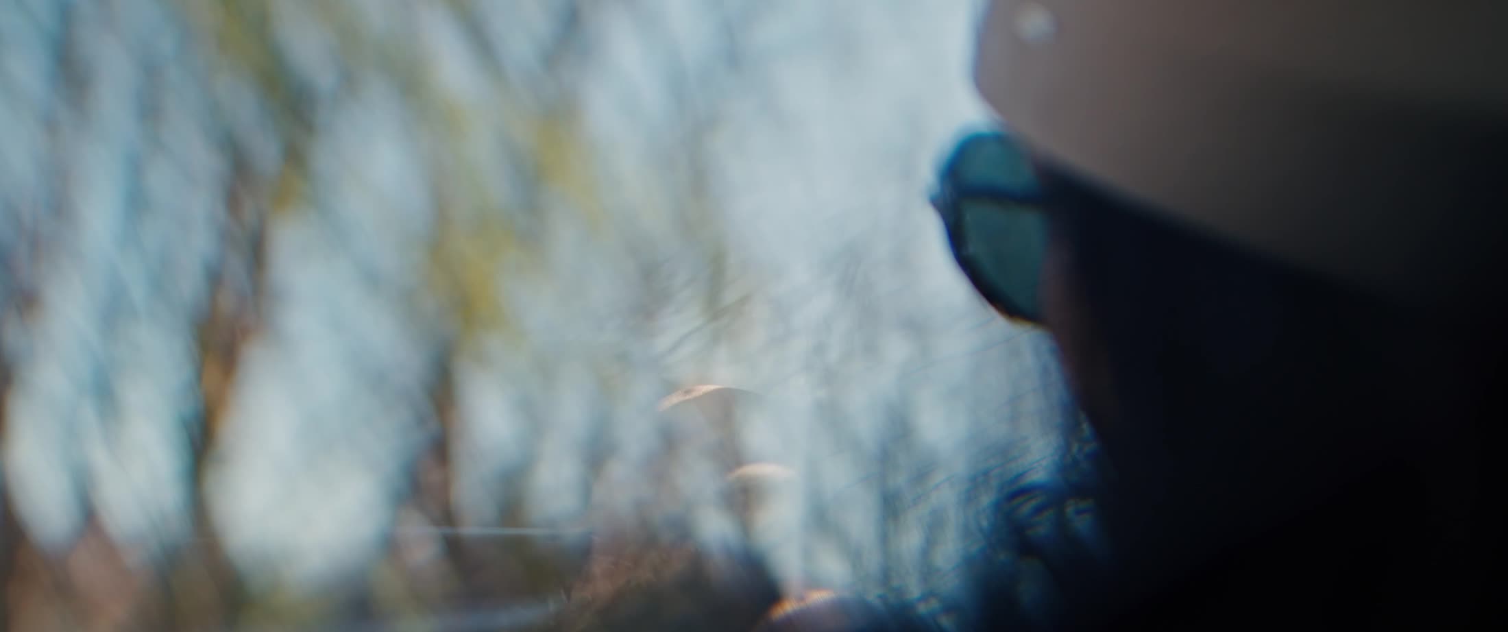 人物穿过开阔草地的宽银幕画面